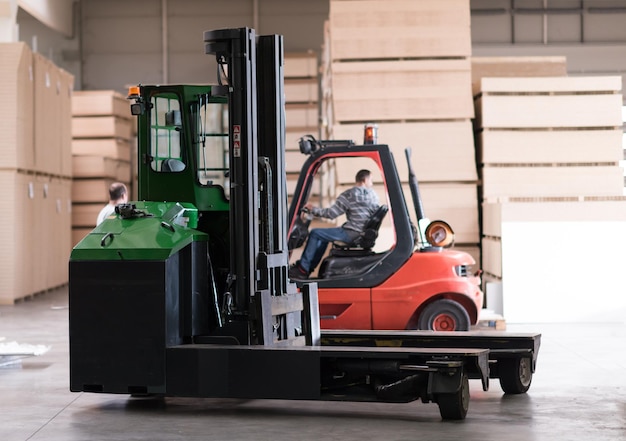 Forklift - Fungsi: Menyusun palet pada rak penyimpanan di KAB. MANOKWARI SELATAN