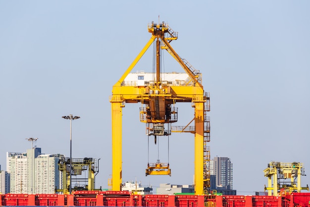 Gantry Crane - Fungsi: Melayani area outdoor tanpa struktur pendukung atas di KAB. PIDIE