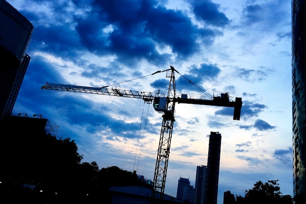 Tower Crane - Fungsi: Memindahkan beban berat secara horizontal pada proyek konstruksi di KAB. MANGGARAI