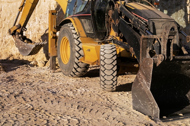 Wheel Loader - Fungsi: Memuat material ke dalam truk atau conveyor di KAB. MAYBRAT
